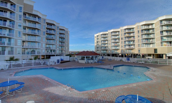 McCutcheon Field Condominio | Beautiful condo with personal balcony in our oceanfront complex .