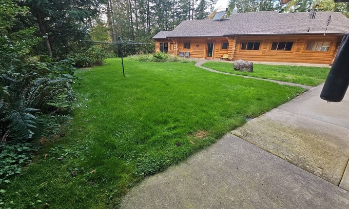 Harrison Hot Springs Casa | Beautiful Cozy Log House. Rancher style, sleeps 8 people comfortably.