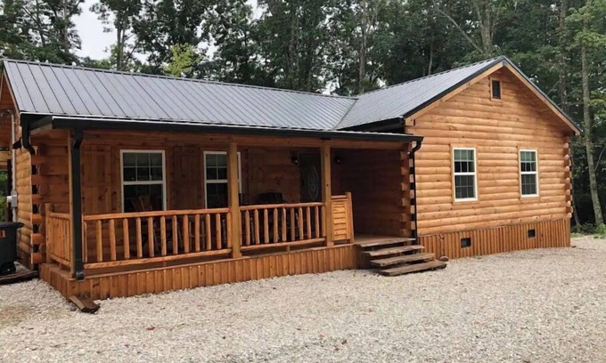 Frenchburg Cabina | Beautiful Cabin 18 miles from RRG - Hot Tub WiFi Fire pit Lake
