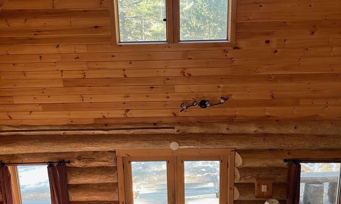 Franklin County Cabina | Beautiful Cabin, 20 minutes to Sugarloaf, on ITS trail…the perfect getaway.
