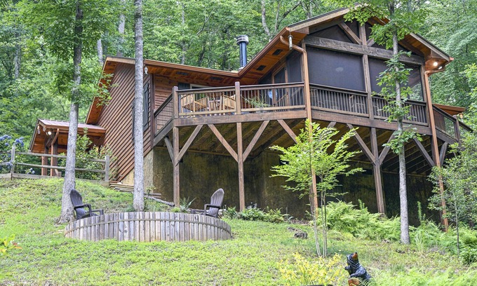 Tarheel Cabina | Beautiful cabin 5 min to Murphy, screened in deck with gas fire pit & hot tub