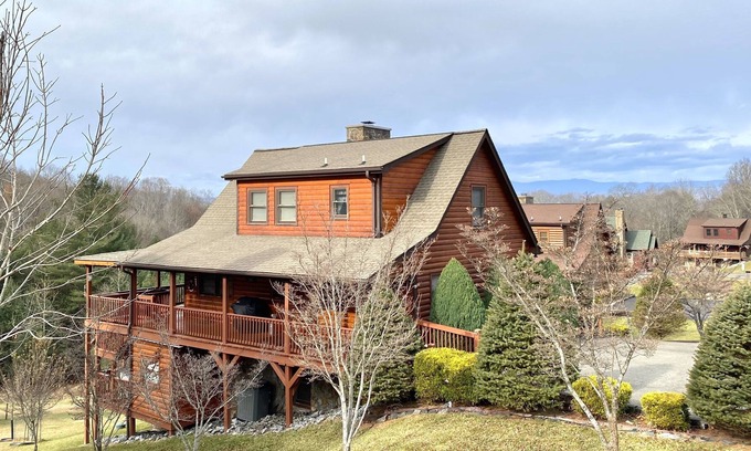 Piney Creek Cabina | Beautiful Cabin at the New River w/ Blue Ridge Mountain Views!