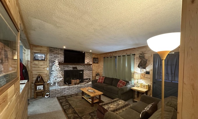 Lewiston Casa | Beautiful cabin-full garage, bring your toys, minutes from trails & town