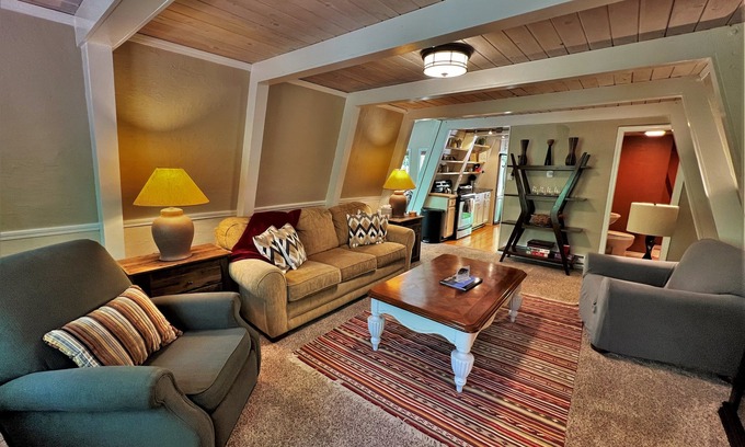 Dalton Ranch Cabina | Hermosa cabaña en el bosque, 3 millas para esquiar, bañera de hidromasaje privada, admite mascotas