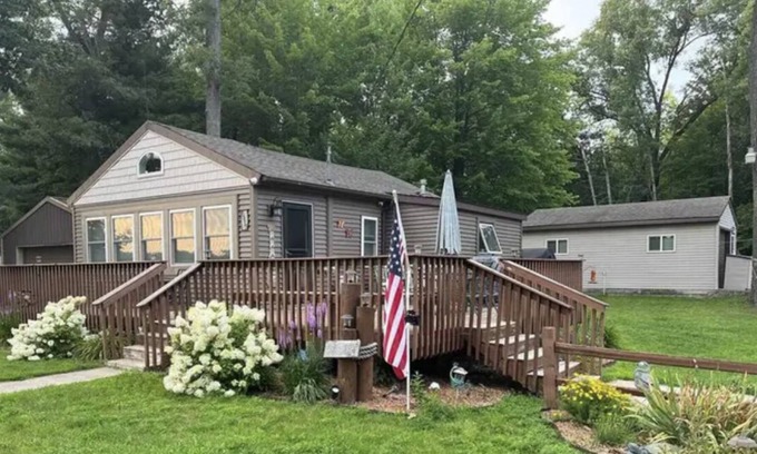 Lake George Cabina | Beautiful cabin on Lake George with a tiki bar on the water