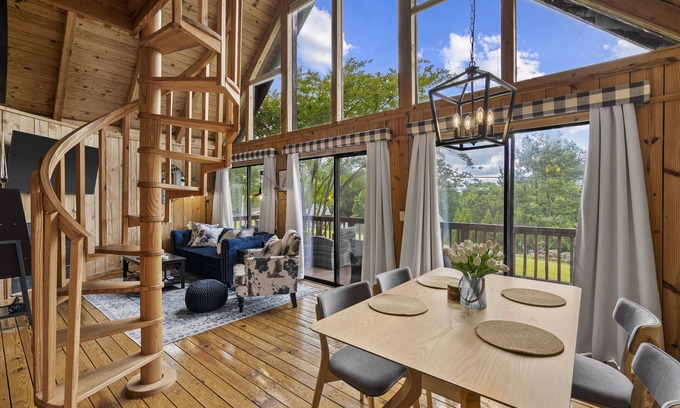 Six Mile Cabina | Beautiful cabin retreat at Lake Keowee. Central to Clemson, Seneca, and Salem