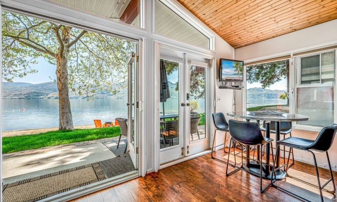 Central Okanagan Cabina | Beautiful Cabin Right next to Lake Okanagan #5