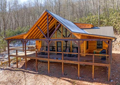 Topton Casa | Beautiful Cabin with Lofted Space and Deck in Topton, North Carolina