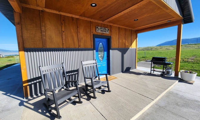 Broadwater County Cabina | Beautiful cabin with spectacular views of the lake and mountains.