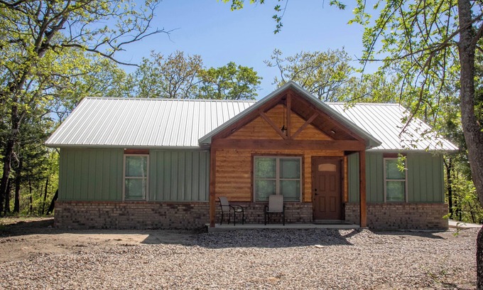Carlisle Cabina | Beautiful Cabin with View of Private Lake, Hot Tub & Outdoor Swings!