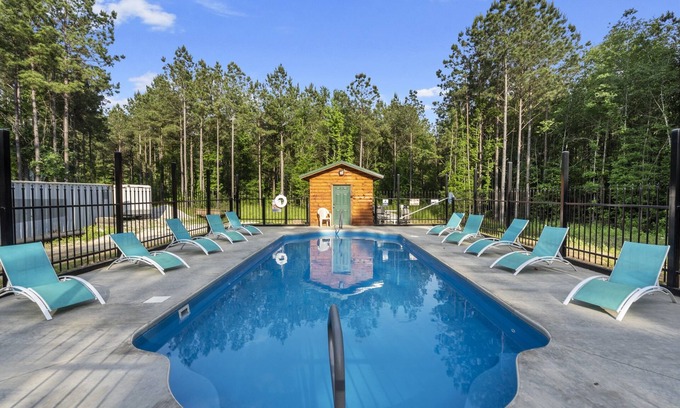 Golden Cabina | Piscina climatizada / estacionamiento para botes y más en un pintoresco pueblo de cabañas