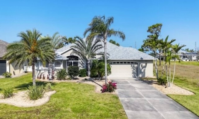 White Marsh Casa | Beautiful Canal front home in Rotonda West