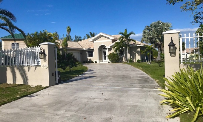 Bahama Reef Casa | Frente al canal recientemente renovado con piscina / Incluye barco y jeep
