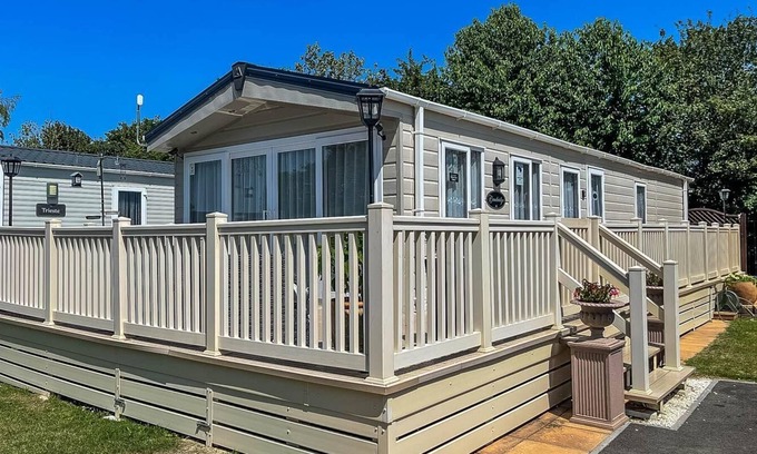 Clacton-on-Sea Casa | Beautiful caravan with large decking & WiFi at Oaklands Holiday Park ref 39027CW