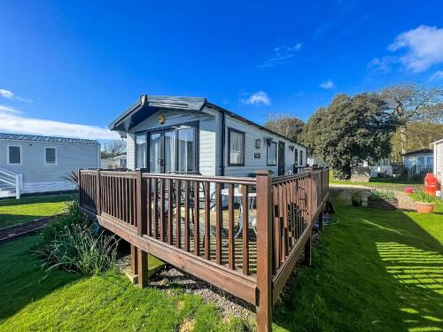 Corton Otro | Beautiful Caravan For Hire With A Partial Sea View In Suffolk Ref 32042Az
