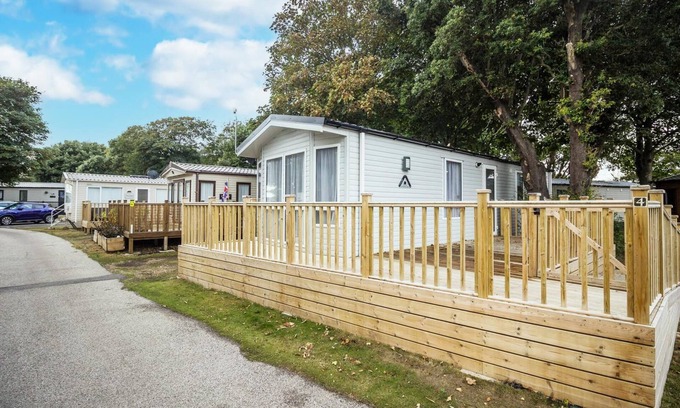 Corton Casa | Beautiful caravan with decking at Azure Seas in Suffolk, sleeps 6 ref 32004AZ
