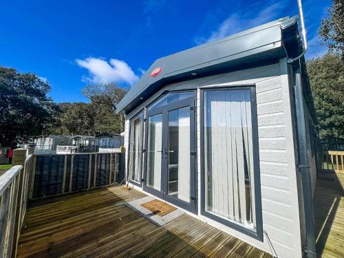 Corton Otro | Beautiful Caravan With Decking And Wifi At Azure Sea, Suffolk Ref 32025Az