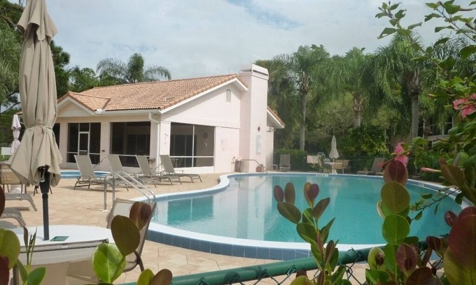 Central Naples Condominio | Beautiful, central apartment in a fantastic community in the middle of a golf course