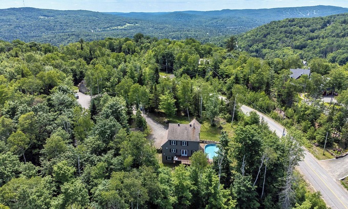 Les Pays-d'en-Haut Regional County Municipality Cabaña | Beautiful Chalet located minutes away from ski hills