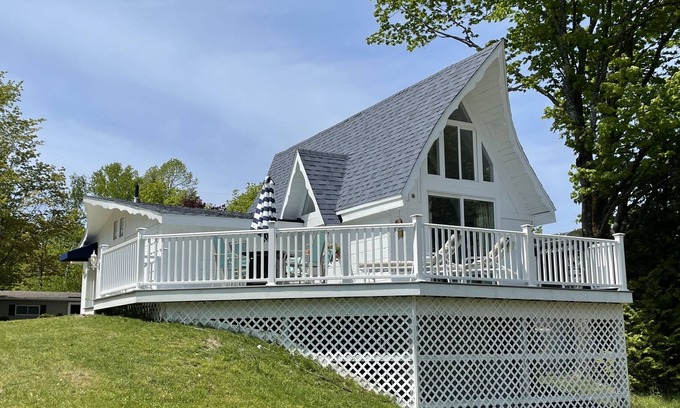 Charlevoix Chalet De Esquí | Beautiful Chalet custom built w/fireplace and outdoor deck with firepit-all new!