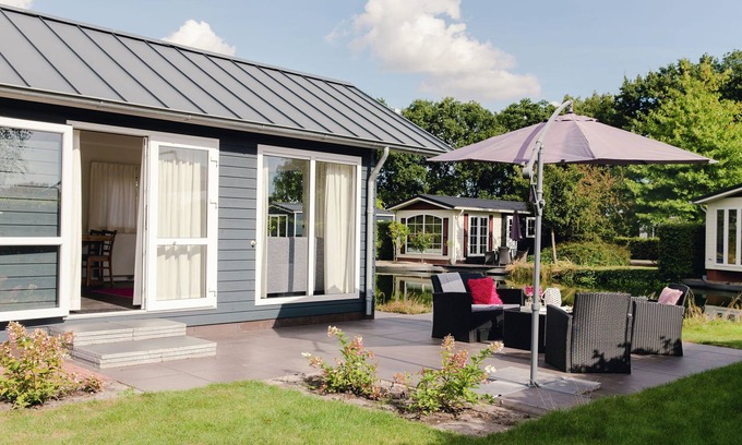 Municipality of Rijssen-Holten Chalet De Esquí | Chalet en un parque de vacaciones junto a un estanque