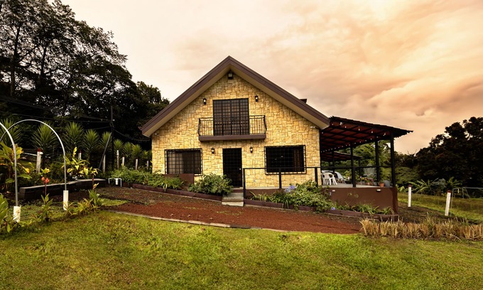 Fraijanes Casa | Beautiful chalet in Fraijanes, Poás. Just 30 minutes away from SJO Airport.