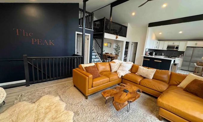 Tobyhanna Chalet De Esquí | Beautiful Chalet in Pocono Mountains, Hot Tub, Fire Pit, Lake, Pool & Skiing!