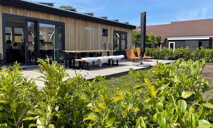 Idskenhuizen Chalet De Esquí | Beautiful chalet on the water in Friesland
