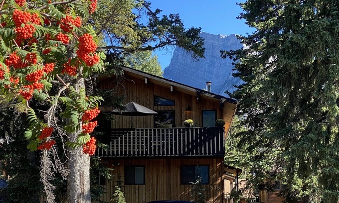 Banff Casa | Beautiful Chalet with Unbeatable Location in Banff