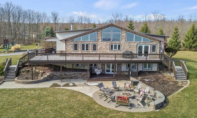 Dansville Apartamento | Beautiful Chalet with VIEWS/Pool/Hot tub/Pond!