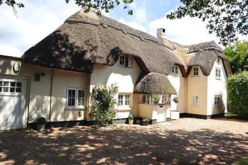 Wimborne Casa | Beautiful Character 5 Bedroom Dorset Thatched Cottage - Great Location - Garden - Parking - Fast WiFi - Smart TV - Newly decorated - sleeps up to 10! Only 18 mins drive to Sandbanks Beach! Close to Bournemouth & Poole
