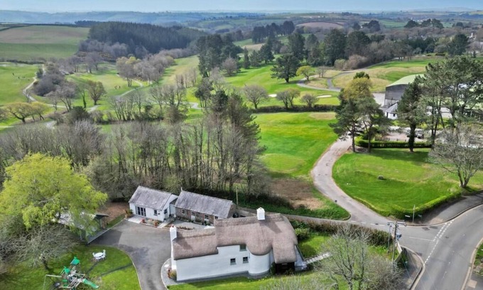 St Mellion Casa | Beautiful character thatched farmhouse overlooking St Mellion golf course