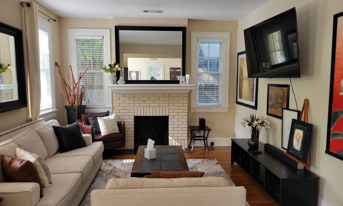 Montgomery Cabaña | Beautiful Chic Cottage nestled in Old Cloverdale - Entertainment District.