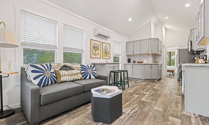 Fredericksburg Cabina | Beautiful Classic Cabin at the SKYE Texas Hill Country Resort!