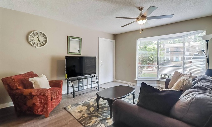 Pascagoula Apartamento | Beautiful Clean 2 Bedroom 2 Blocks from beach 🏝
