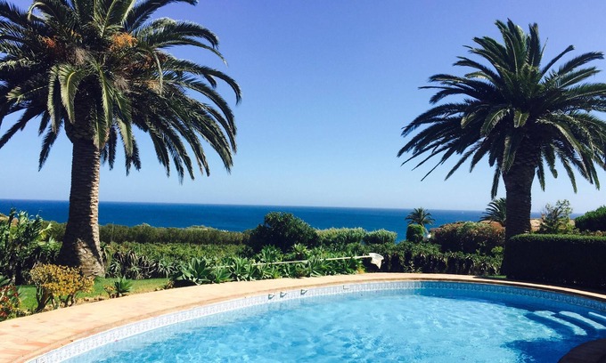 Lagos Villa | Hermosa villa en lo alto de un acantilado con piscina, viñedo e impresionantes vistas al océano.