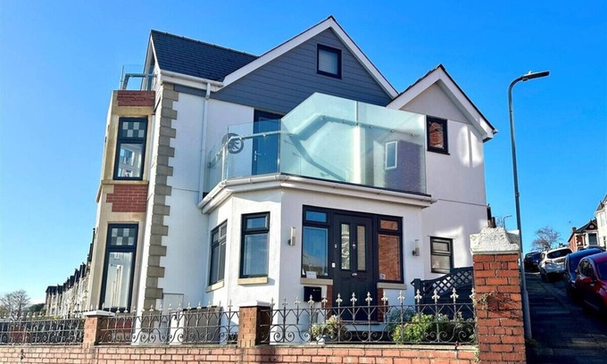 Barry Casa | Beautiful coastal home with stunning ocean views!