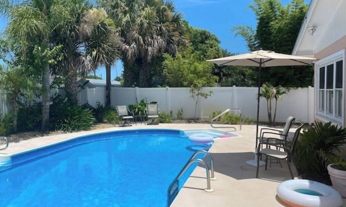 Neptune Beach Casa | Beautiful Coastal Beach Home - 2 min walk to Beach- 4 bedroom 3 bath 2 masters!