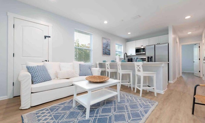 Neptune Beach Apartamento | Beautiful coastal condo - walk to the beach!