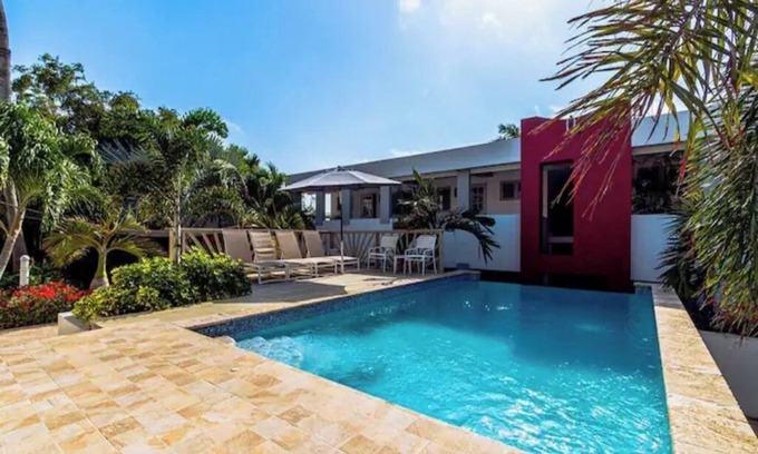 Boegoeroei Apartamento | Beautiful & Comfy ~ Mins to Palm & Eagle Beaches!