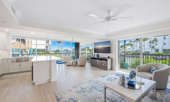 Moorings Condominio | Hermoso condominio limpio de 2 camas / 2 baños, justo en la bahía, con entrada privada