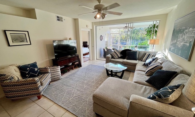 North Naples Condominio | Beautiful Condo Close To Beaches With Gated Community Pools Tennis Fitness