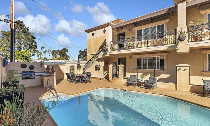 Corona del Mar Condominio | Beautiful condo in the heart of CDM just one block from the beach!