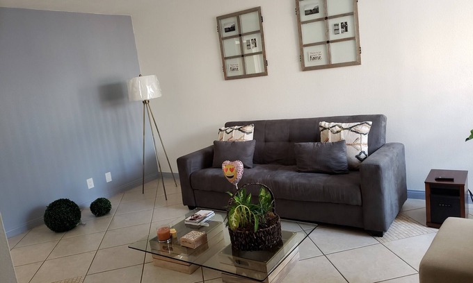 Santa Ana Heights Condominio | Hermoso condominio en el área metropolitana deseada de la costa sur
