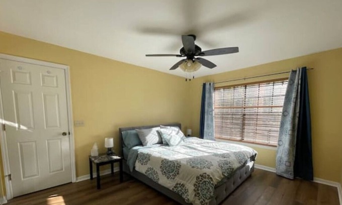Alachua Condominio | Beautiful condo in gated golf community with balcony water view!