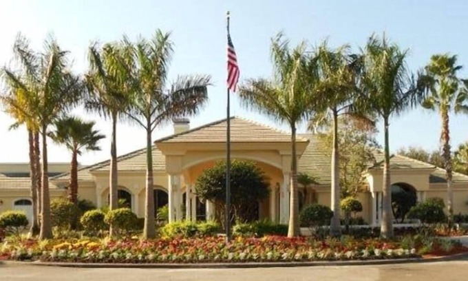 Naples Condominio | Hermoso condominio en la comunidad cerrada de golf con vistas al 17 de Verde y Lago