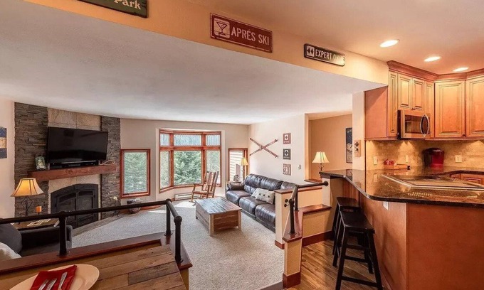 Old Town Casa | Beautiful Condo - Riverfront-Slopeside-Walk to Resort-On Bus Route