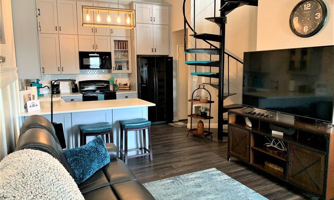 Show Low Condominio | Beautiful Condo Upstairs 2BD/2BA - Travel Nurses by Hospital - W/D in unit!