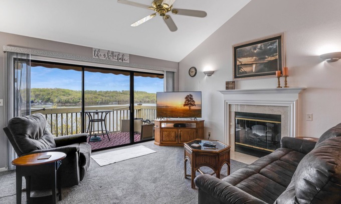 Lake of the Ozarks Casa | Beautiful Condo with Main Channel View Sleeps 8