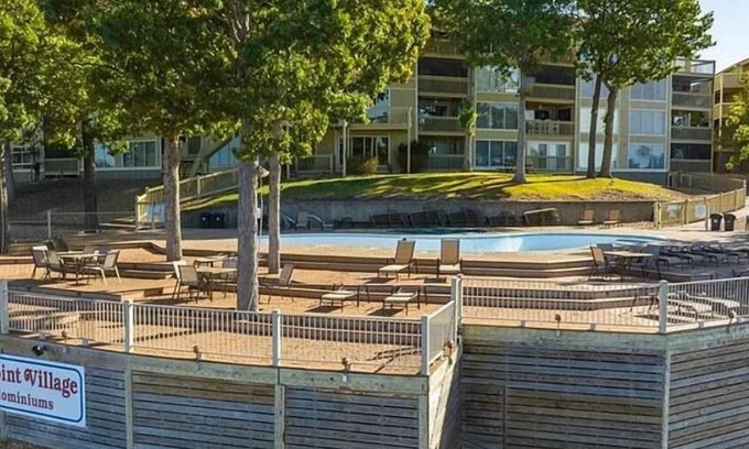 Lake of the Ozarks Condominio | Beautiful condo with spectacular water view overlooking lakeside pool and deck.